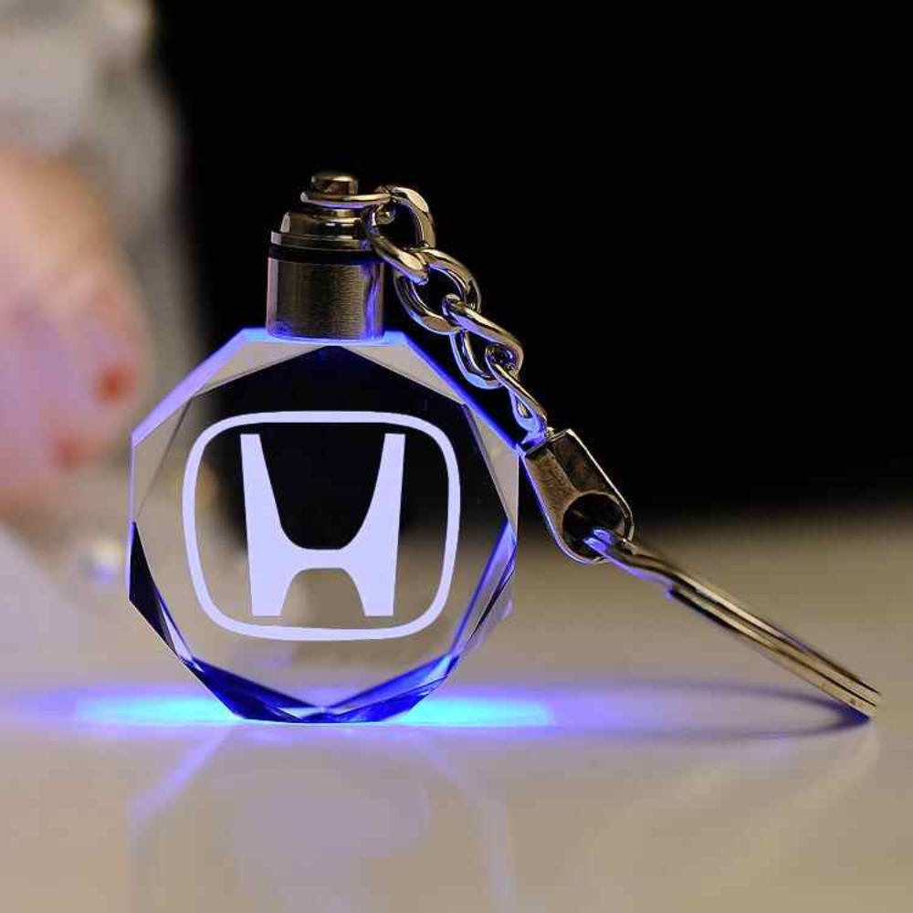 Brelok z trójwymiarowym logo motoryzacyjnym wykonanym z kryształu