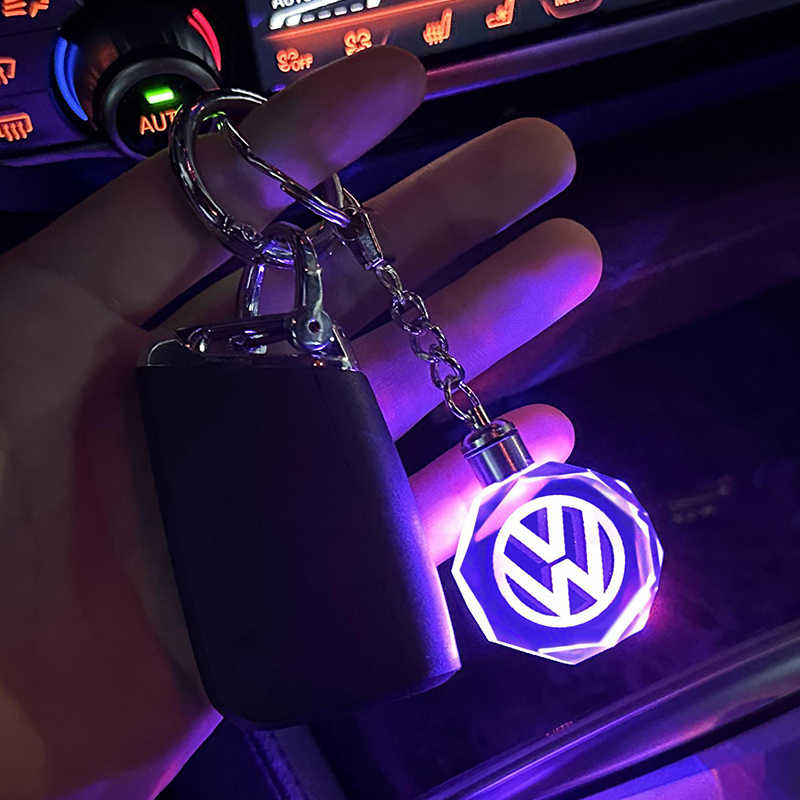 Brelok z trójwymiarowym logo motoryzacyjnym wykonanym z kryształu
